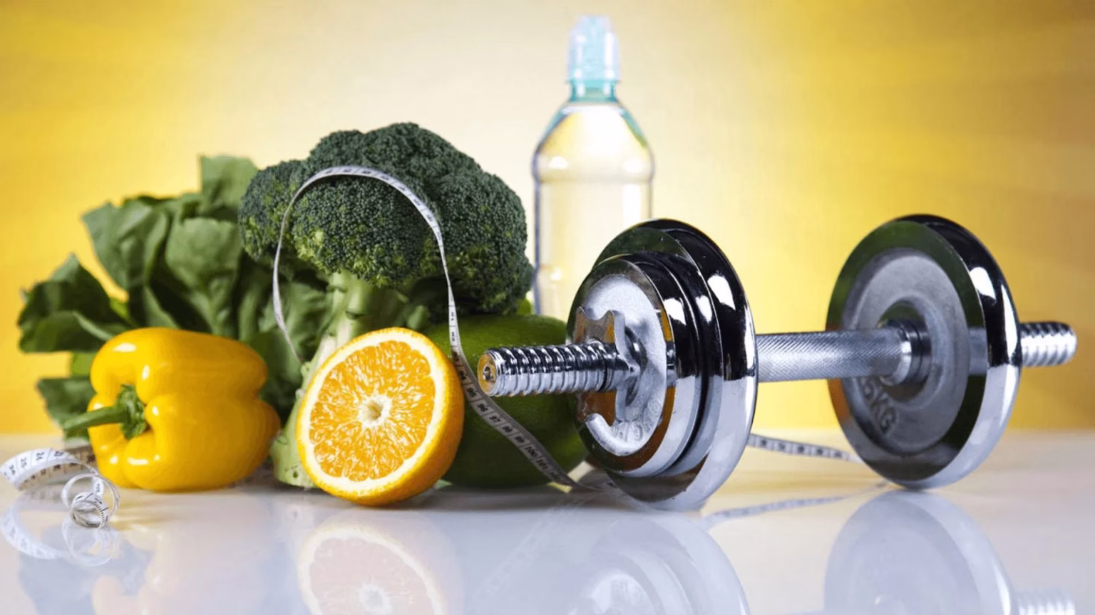 مجموعة من الخضروات الطازجة و زجاجة مياه نقية يستخدموا في تغذية الرياضيين