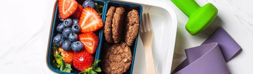 صورة لإحدى أفضل وجبات يمكن تناولها قبل التمرين و بجانبها إحدى الأثقال