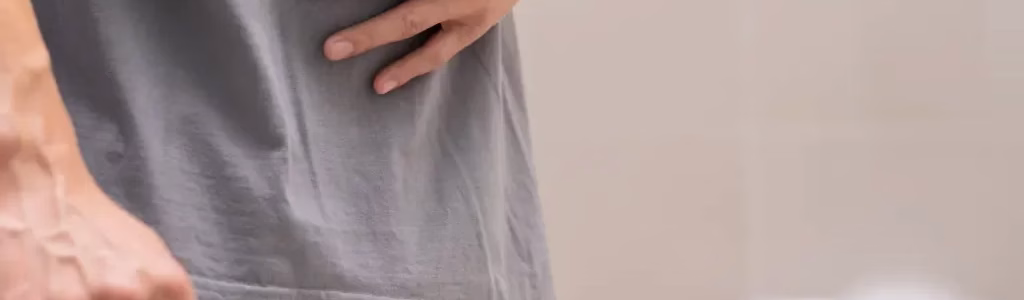 رجل يعني من أعراض الإسهال و يعمل على علاج الإسهال بالغذاء