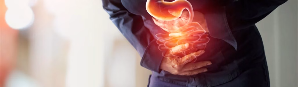 رجل يعاني من أعراض الحموضة و حرقة المعدة