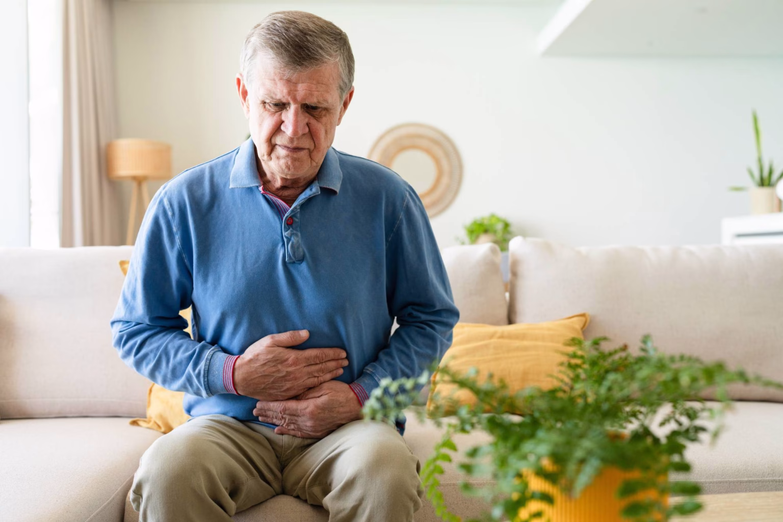 رجل كبير في السن يعاني من الإمساك