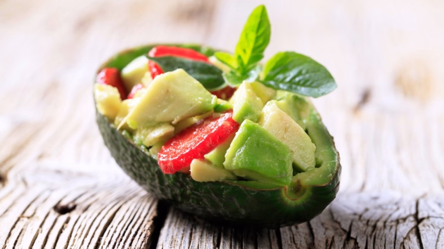 وصفة سلطة الأفوكادو والكينوا للنظام الصحي