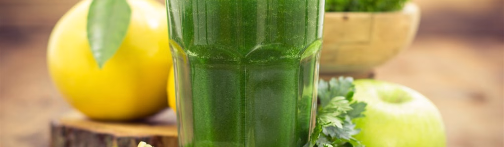 كوب رائع من سموثي الفواكه الخضراء للتنحيف بعد الولادة