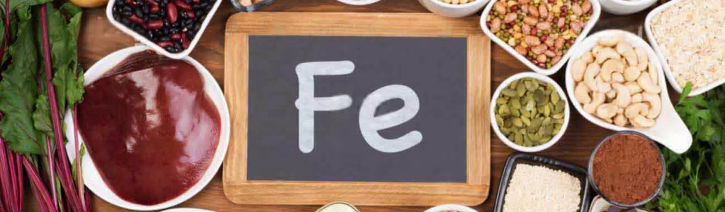 مجموعة من الأطعمة و المكسرات الغنية بالحديد