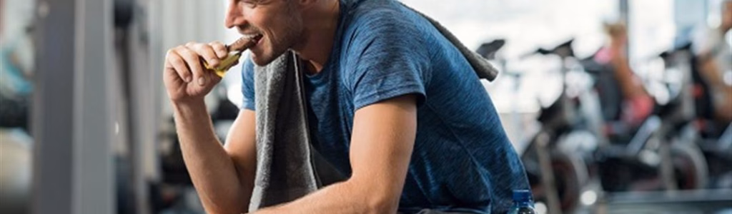 رجل انتهى من تمرينه للتو و يتناول أفضل وجبة بعد التمرين