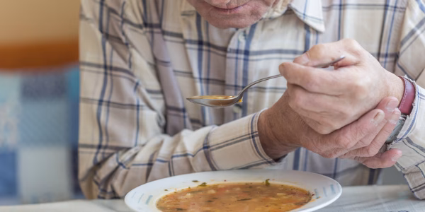 رجل مسن يتناول وجبة صحية من وصفات لكبار السن