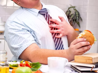 صورة لمريض قلب تنتابه نوبة بعد تناول طعام من الاطعمة الممنوعة لمرضى القلب