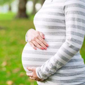 صورة لامرأة حامل تعاني من زيادة الوزن اثناء الحمل