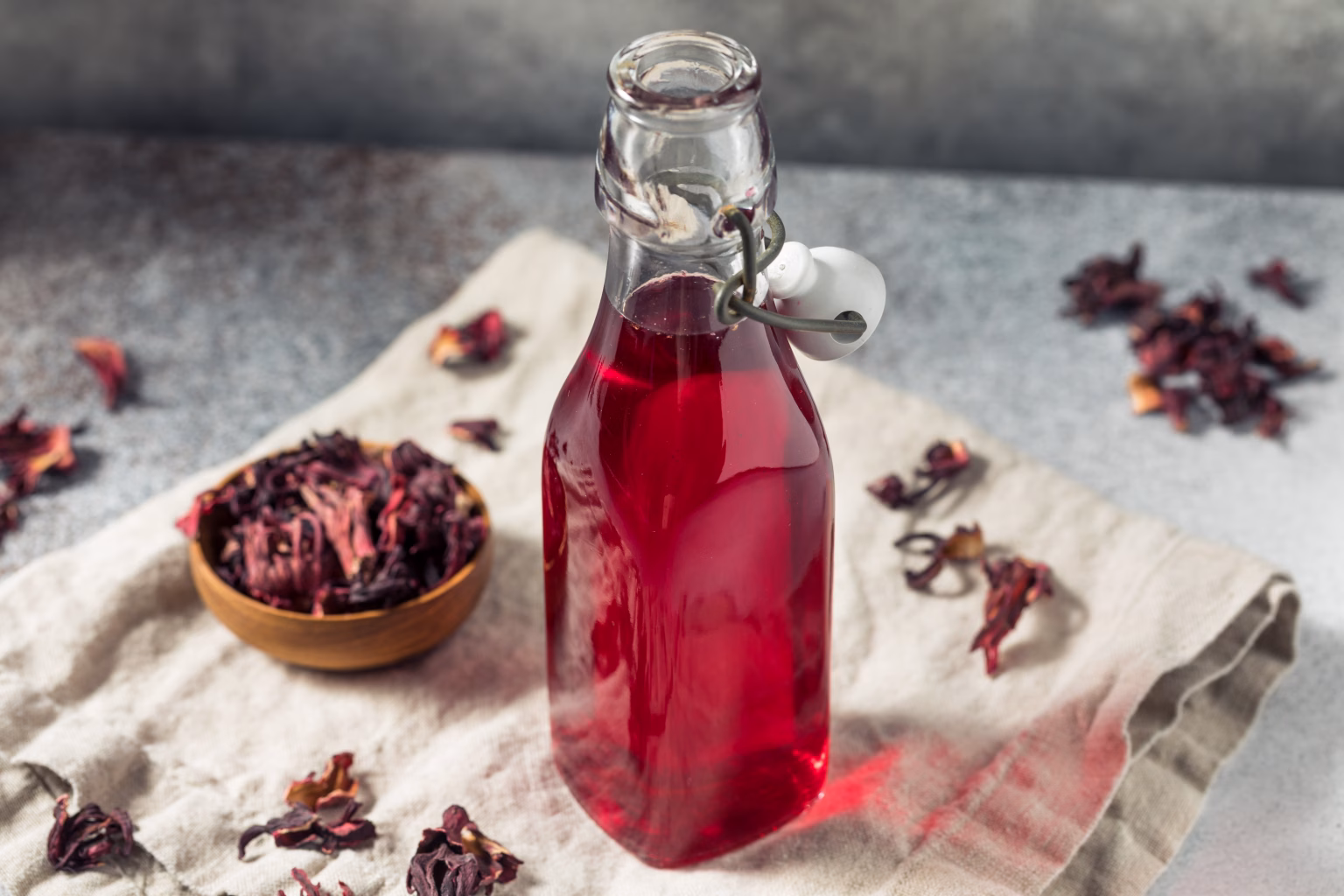 صورة لمشروب الكركديه و هو من اهم المشروبات التي تخفض الضغط