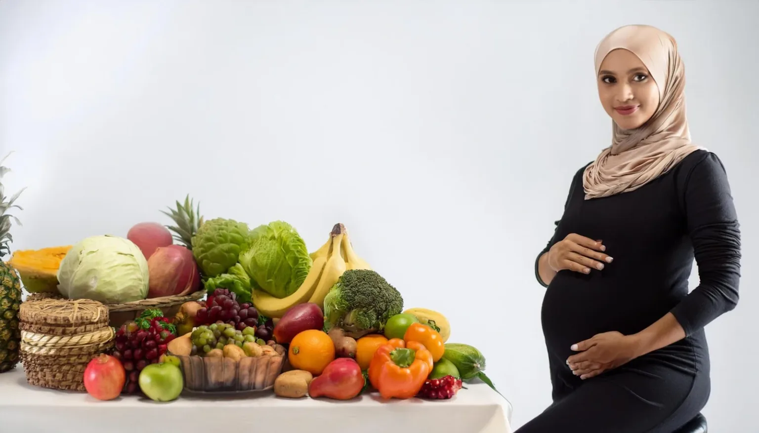 صورة لحامل امامها مجموعة من الخضروات و الفاكهة الطازجة التي يوصى بها ضمن برامج تغذية الحامل
