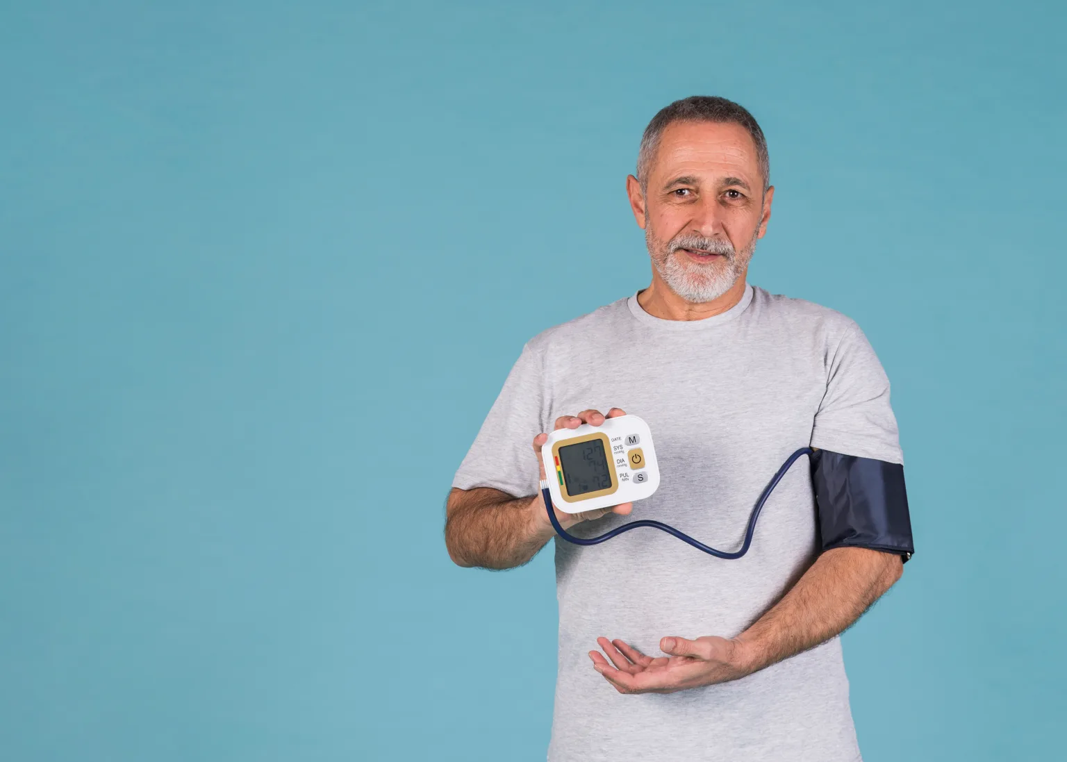 رجل يقوم بقياس الضغط بشكل صحيح لنفسه و يبتسم في سعادة