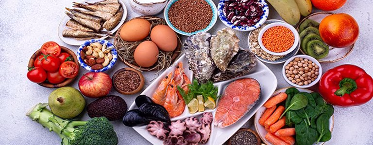 مجموعة من الفواكه و الخضروات و الأطعمة ضمن برنامج غذائي لخسارة دهون البطن للنساء