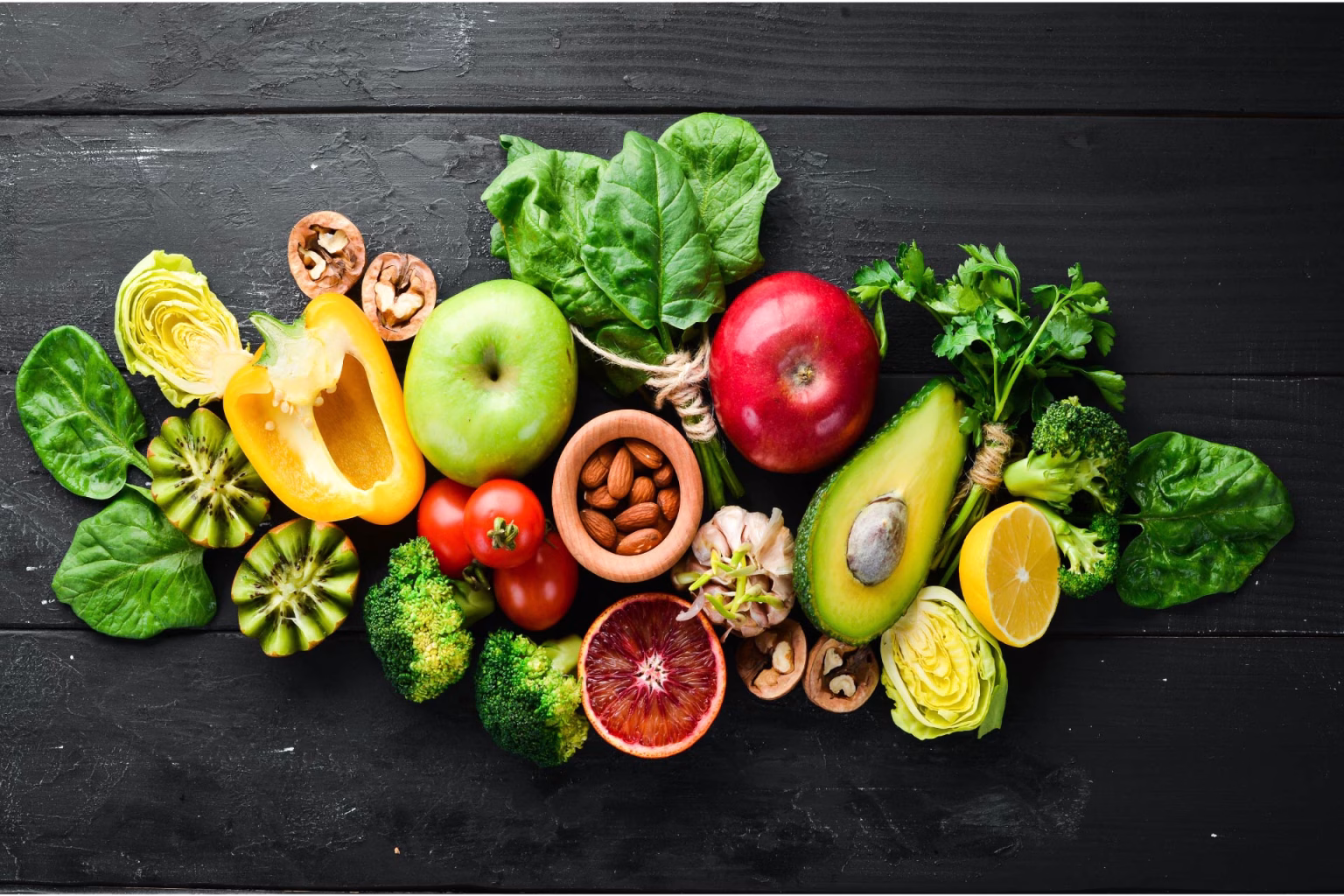 مجموعة من الخضروات و الفواكه الطازجة التي تستخدم في رجيم نباتي صحي لخسارة الوزن