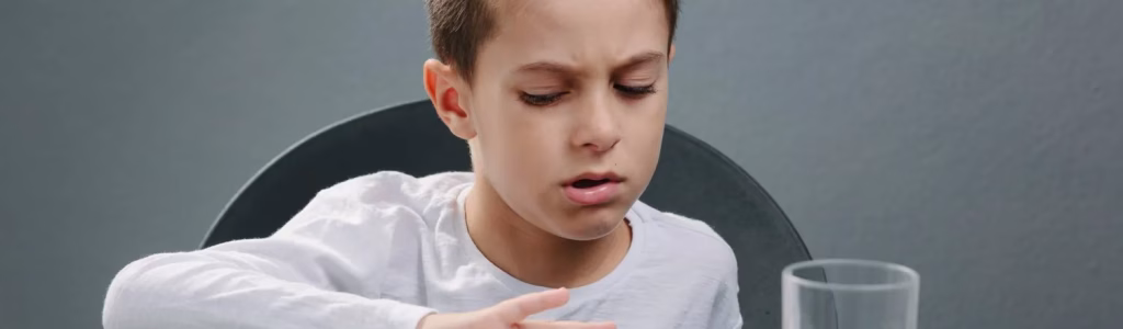 طفل يرفض تناول طعامه لانه يعاني من فقدان الشهية و يحتاج الى تناول فاتح شهية للأطفال