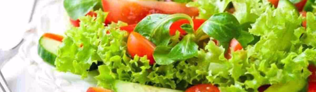 أكل دايت صحي عبارة عن سلطة خضراء طازجة بالخيار والطماطم والخس