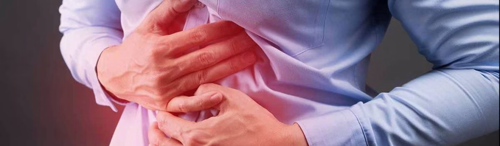 رجل يعاني من الآلام لتناوله أطعمة تهيج القولون