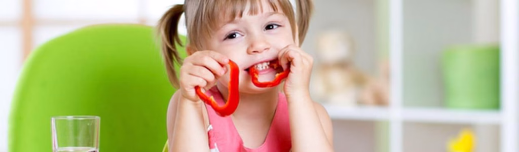 طفلة تتناول وجبة صحية من الخضروات الطازجة من وصفات أكل للأطفال