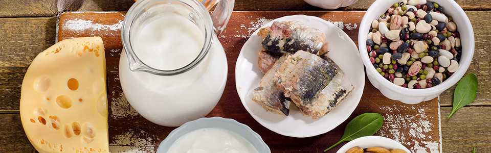 مجموعة من الحبوب و الخضروات و الفاكهة و منتجات الألبان و التي تستخدم في علاج هشاشة العظام بالغذاء