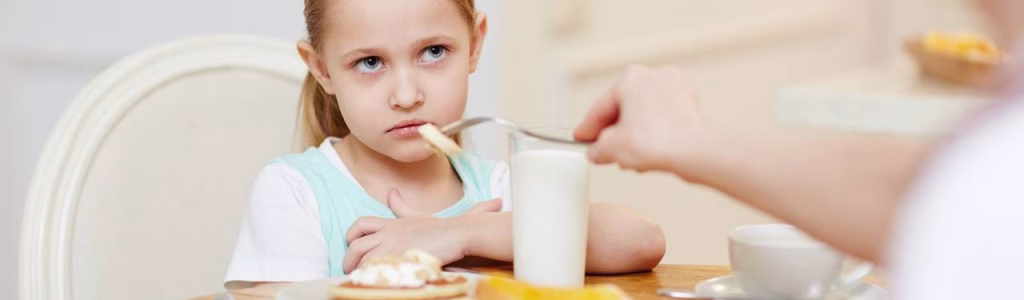 طفلة ترفض تناول طعامها لحاجتها لعلاج فقدان الشهية عند الأطفال