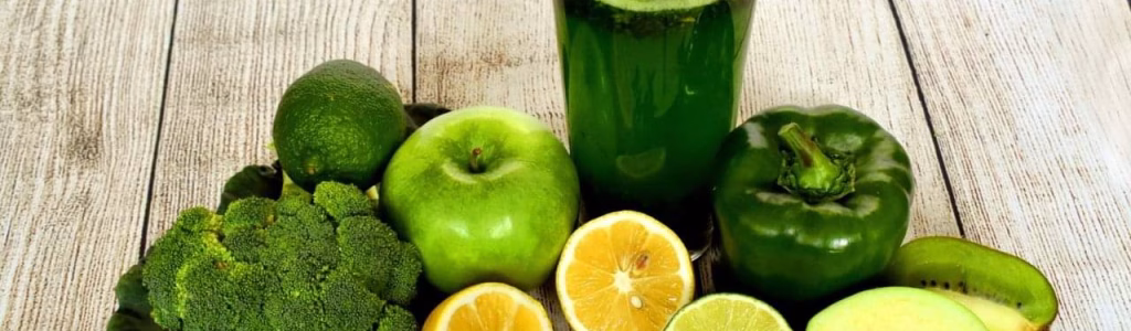 مجموعة من الخضروات و الفواكه لتحضير كوب من عصير طبيعي ديتوكس لتنظيف الكبد