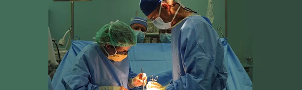 رجل كبير في السن يخضع لعملية جراحية هامة و سيسير بعدها على نظام التغذية بعد العمليات الجراحية لكبار السن