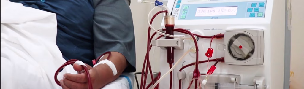 رجل يقوم بعملية غسيل الكلى