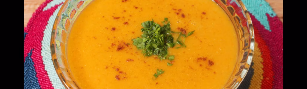 طبق من شوربة العدس سهلة التحضير و التي تستخدم لإنقاص الوزن