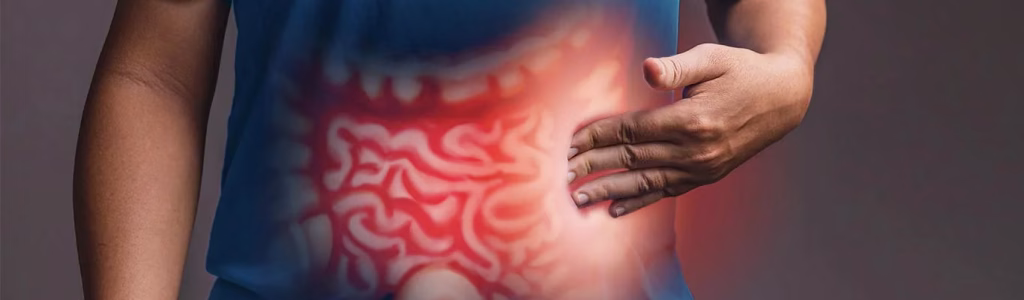 رجل يعاني من أعراض التهاب الأمعاء