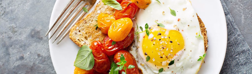 طبق يحتوي على البيض و خضروات ضمن وصفات غنية بالبروتين