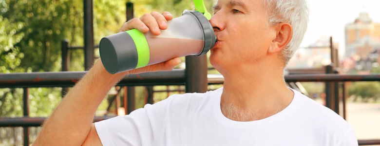 رجل من كبار السن يتناول حصته اليومية من البروتين