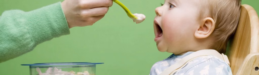 ام تقدم لابنها وجبة صحية لعلمها بأهمية تغذية الأطفال