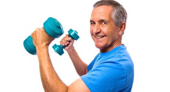 رجل مسن يتمتع بصحة جيدة بعد تناوله أهم الفيتامينات لكبار السن